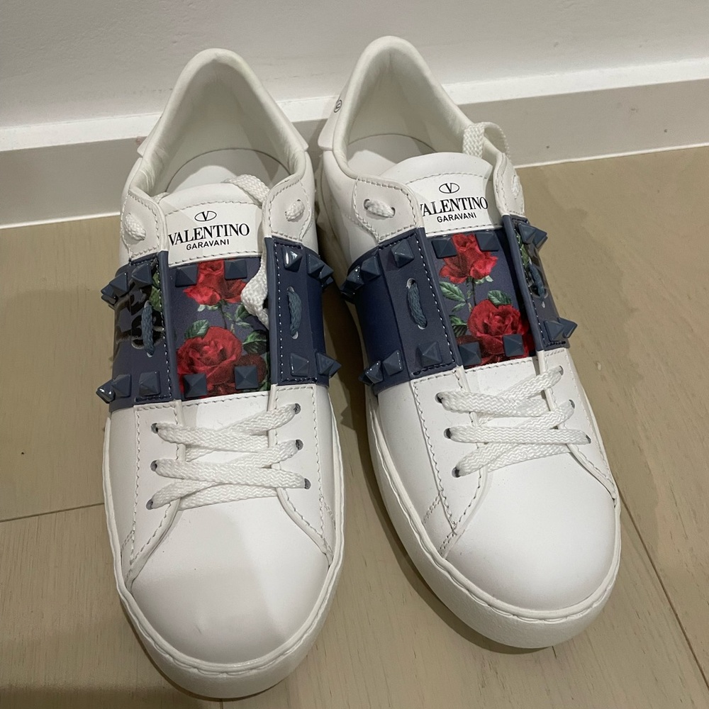 NWOT Valentino Under Cover Collaboration Size 5 Sneakers. 💕